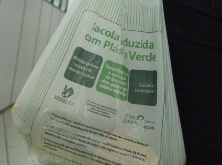 Secretaria de meio ambiente não possui uma política de fiscalização da substituição das sacolas.