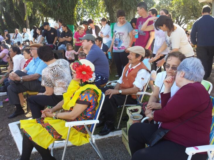 Comunidade participou de sorteios e assistiu a apresentações artísticas.