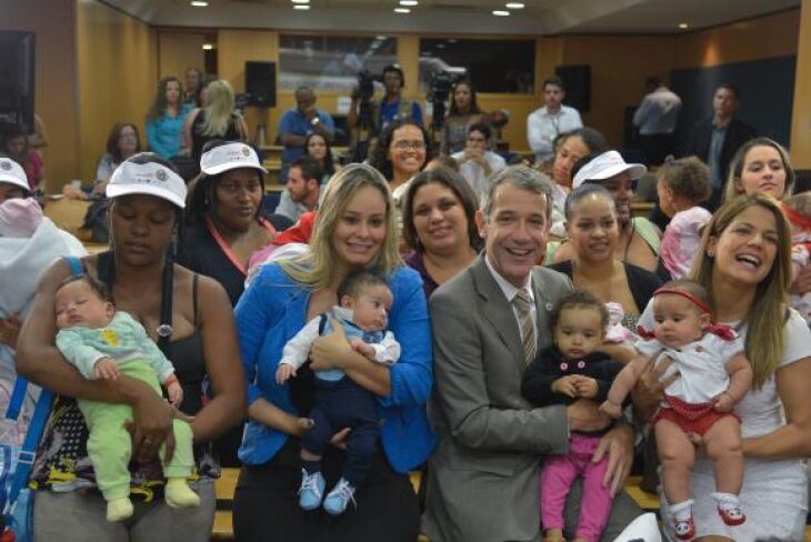 Ministro Arthur Chioro lança a campanha de aleitamento materno. Participa da solenidade, a madrinha da campanha, a atriz Nívea Stelmann, com sua filha