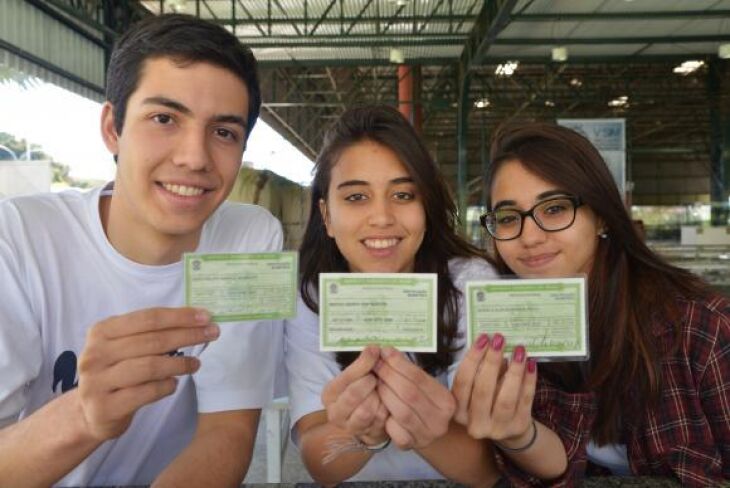 Apesar da desilução com a política tradicional e do voto facultativo, jovens não abrem mão de ir às urnas no dia 5 de outubro