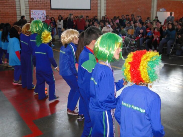 Alunos do 1º ao 5º ano da Escola Municipal Senador Pasqualini realizaram apresentações reforçando a importância da família no ambiente escolar