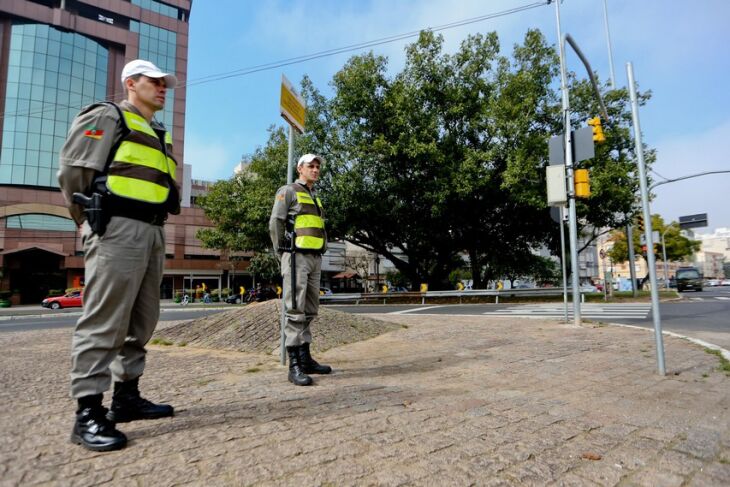 Cerca de 200 policiais militares já estão em operação em várias regiões de Porto Alegre