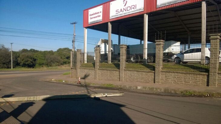 Poste caiu no Bairro Maggi de Césaro