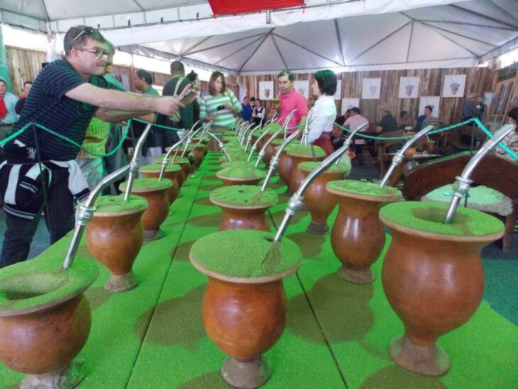 Além de saborear a tradicional bebida dos gaúchos, o público tem acesso às diversas formas de apresentação do mate