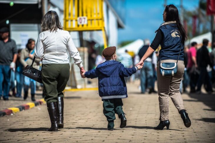 Visitantes circulam pelos diferentes pavilhões da feira agropecuária em Esteio