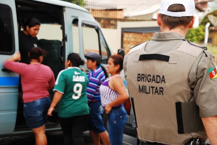 Grupo acampado em Erval Grande foi trazido por agricultores a Passo Fundo numa van