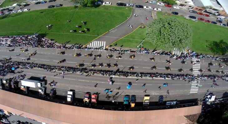 O tempo colaborou para um bom desfile