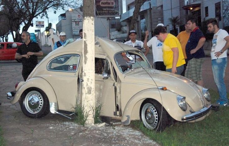 Carro parou no poste