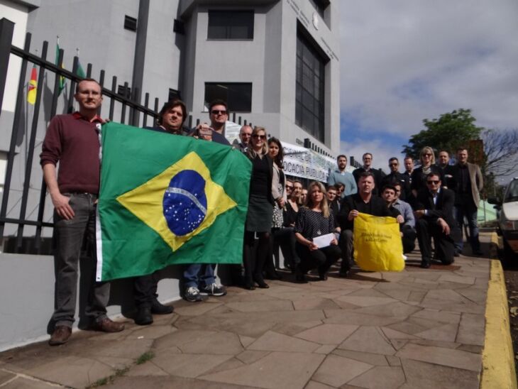 Servidores estão mobilizados em frente ao prédio da AGU