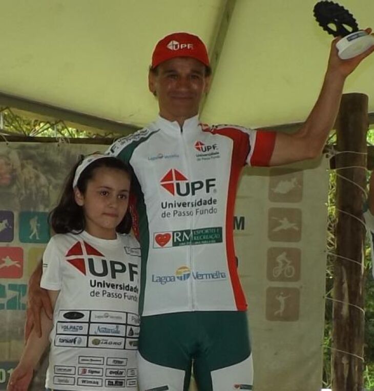 O ciclista da Universidade de Passo Fundo (UPF) e Melissa Machado que ficou em 2º lugar na categoria escolar