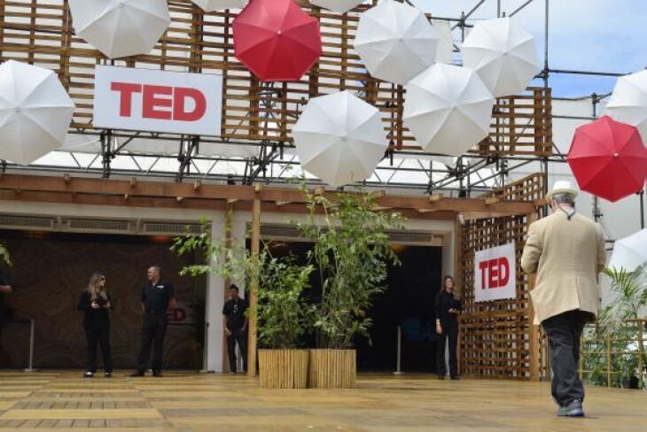 Fachada da estrutura onde ocorre a conferência TED Global, na praia de Copacabana