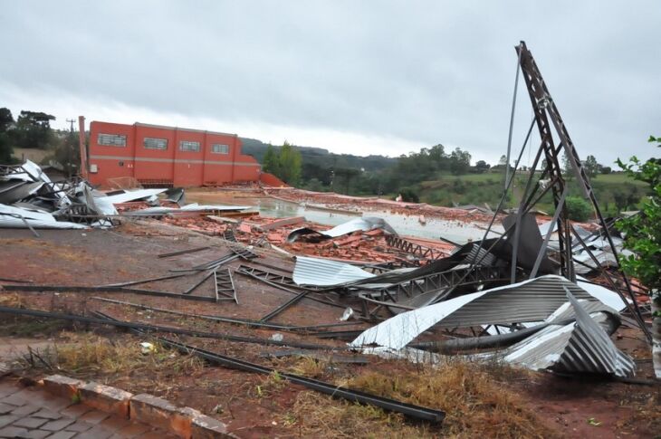 Ginásio de Esportes do Bairro Treze Maio desabou totalmente.