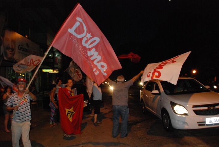 Petistas comemoraram vitória de Dilma no centro de Passo Fundo