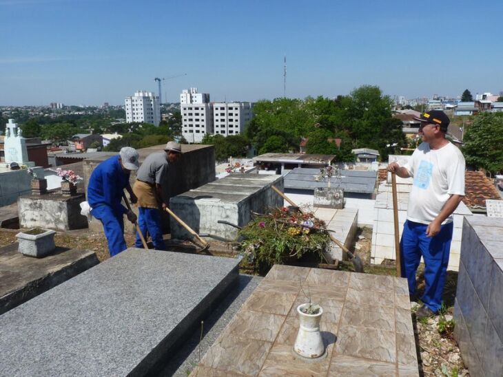 Trabalho de limpeza dos cemitérios pelas equipes da prefeitura deve se encerrar até sexta-feira (31)