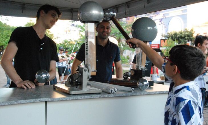 Equipamentos foram instalados na Praça da Mãe para comunidade compreender os fenômenos físicos