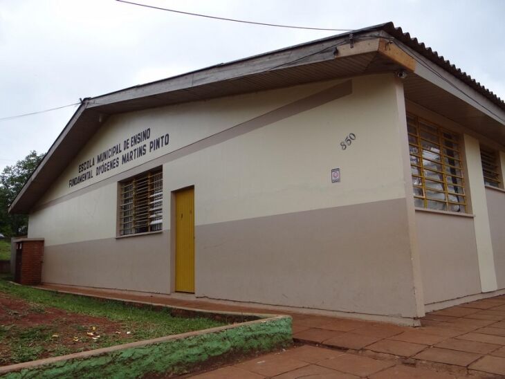 Hoje a escola municipal atende em torno de 480 alunos nos turnos da manhã e também da tarde