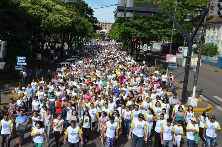 As ruas de Passo Fundo foram tomadas pela fé na tarde desse sábado (22)