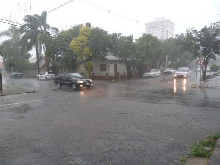 A chuva forte começou por volta das 16h desta sexta-feira