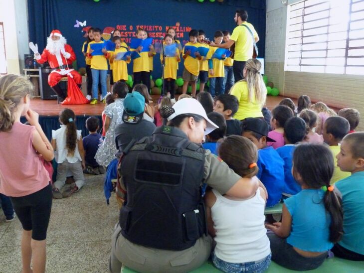 Festa proporcionou a integração entre as crianças e os policiais do Núcleo Comunitário