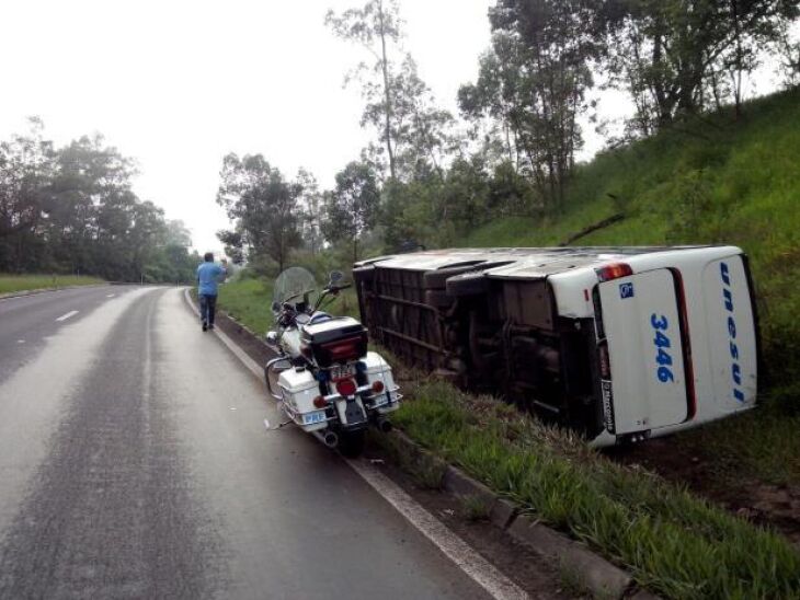 ?"nibus permanece tombado e a rodovia com trânsito livre