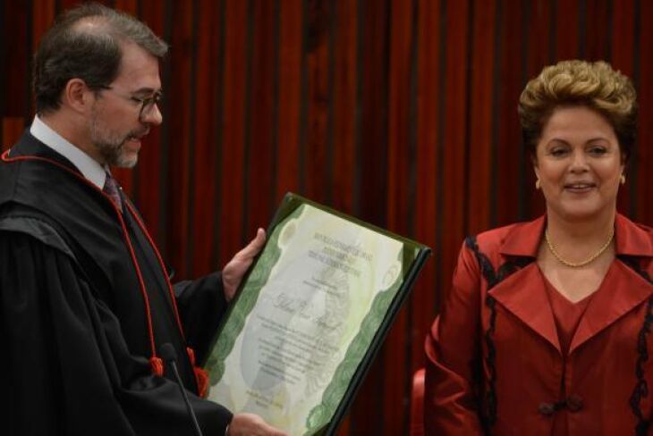 A presidenta Dilma Rousseff recebe diploma do presidente do TSE, Dias Toffoli