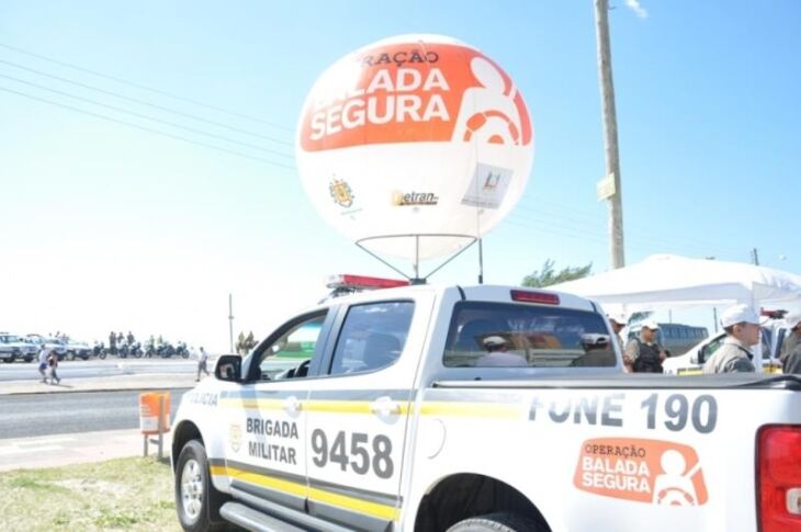 Duas equipes ?EUR" uma de agentes do Detran/RS e outra da Brigada Militar - estão atuando paralelamente no litoral norte e sul para prevenir acidentes, especialmente envolvendo o consumo de álcool