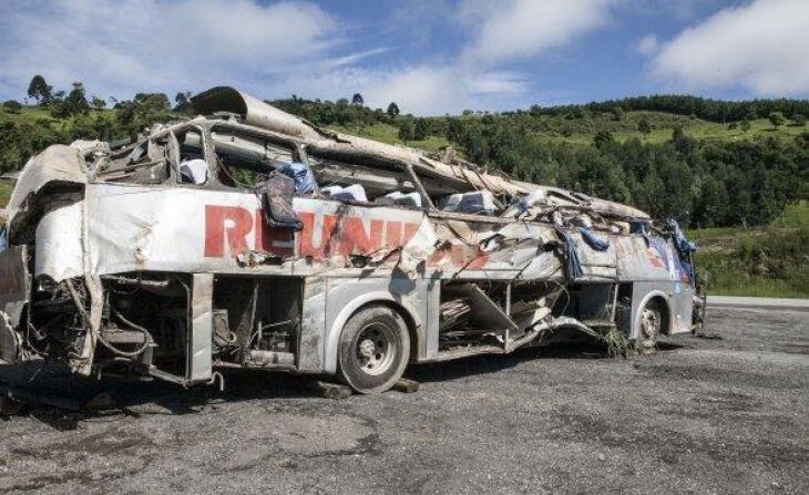 O ônibus que fazia o trajeto na madrugada deste domingo foi fabricado em 2006.  A vida útil de veículos para esta finalidade é de 10 anos.