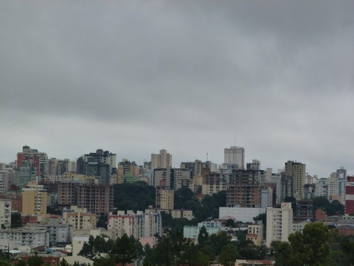 Neste sábado o dia deve ser intercalado com nuvens e aberturas de sol em alguns períodos. Podem ocorrer pancadas de chuva no final do dia