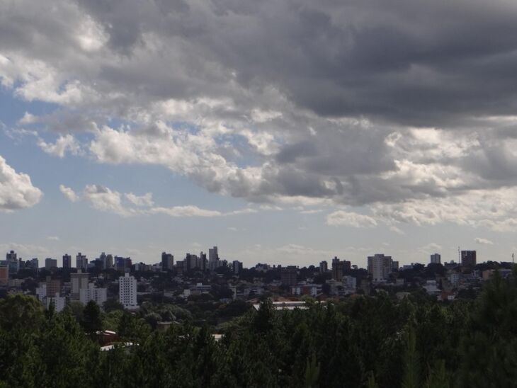 Fim de semana será marcado pela nebulosidade e pelo retorno da chuva no final do domingo.