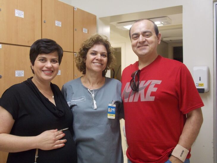 Um ano após o transplante José e a esposa mantém contato com a equipe de enfermagem do HC. Crédito: 