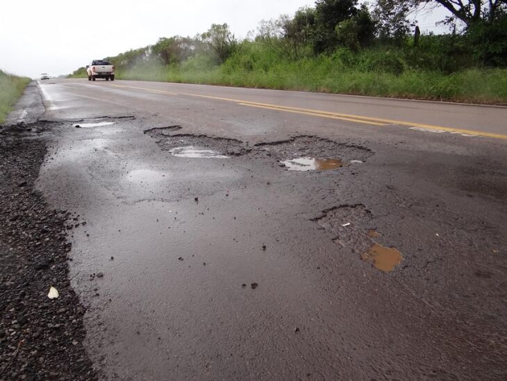 Em alguns locais, os buracos ocupam boa parte da pista