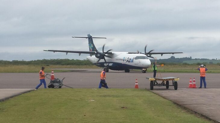 Aeronave da Azul desembarcou no Aeroporto Lauro Kortz no final da tarde desta sexta-feira.