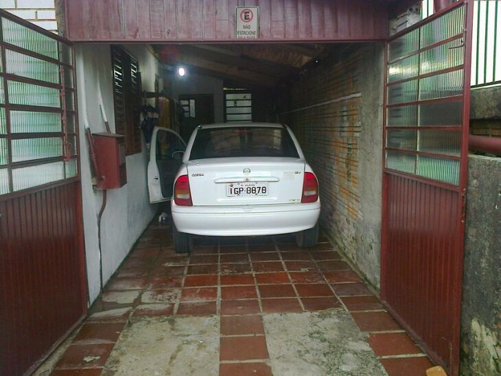 Automóvel estava escondido na garagem de uma casa, na Santa Maria