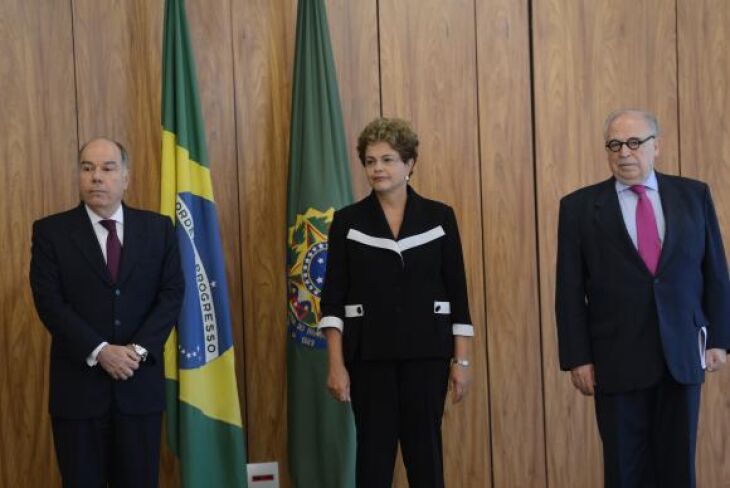 A presidente Dilma Rousseff entrega credenciais a novos embaixadores que atuarão no Brasil