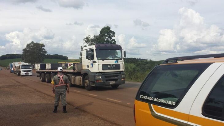 Policia Rodoviária Estadual escolta motoristas