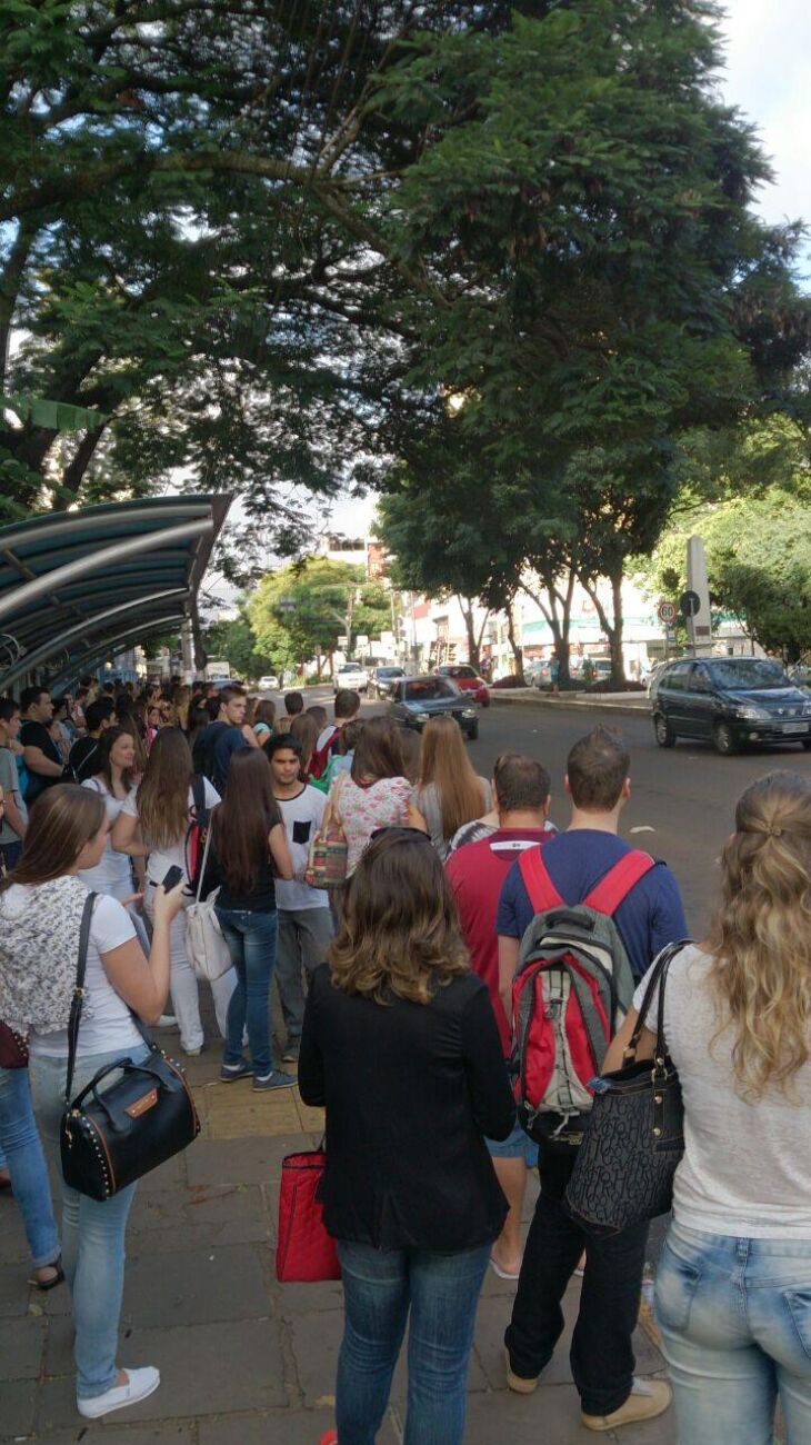 Trabalhadores foram pegos de surpresa pela paralisação dos motoristas e cobradores da Coleurb na manhã de ontem