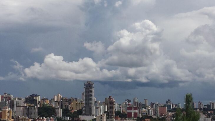 O sol aparece entre nuvens, mas há chance de pancadas de chuva localizadas e acompanhadas de trovoadas até domingo