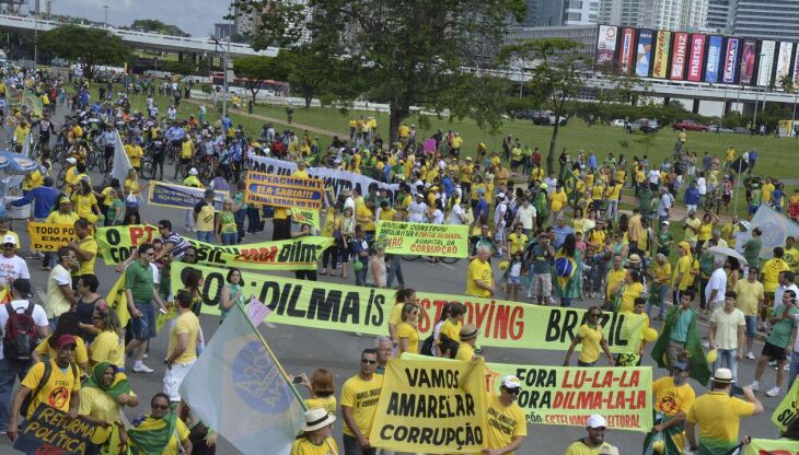 Manifestantes vestem verde e amarelo