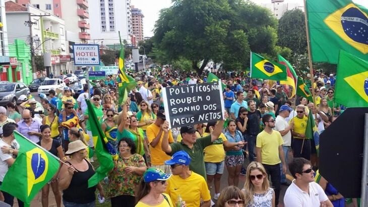 Manifestantes se organizaram na Praça da Mãe