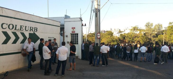 Assembleia da categoria foi realizada em frente a garagem da Coleurb no início da manhã de terça-feira (24)