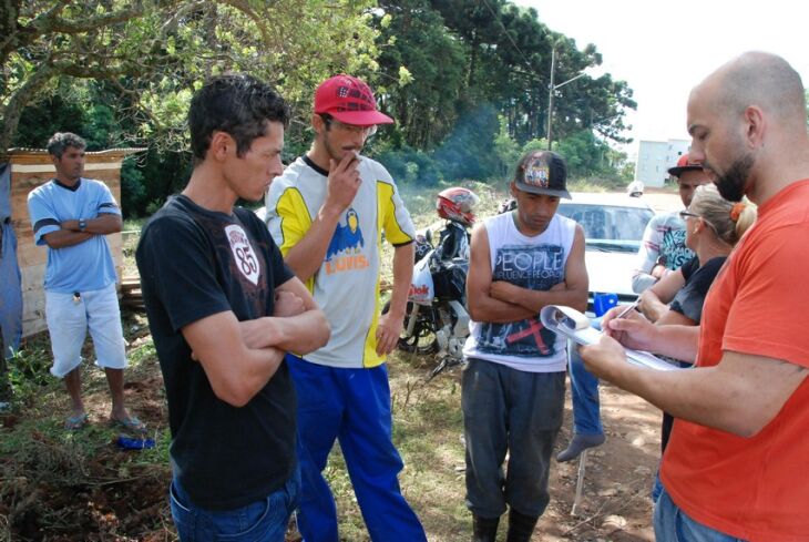 Famílias foram notificadas ontem à tarde por funcionários da prefeitura