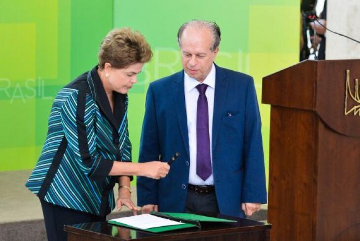 A presidenta Dilma dá posse ao novo ministro da Educação, Renato Janine Ribeiro