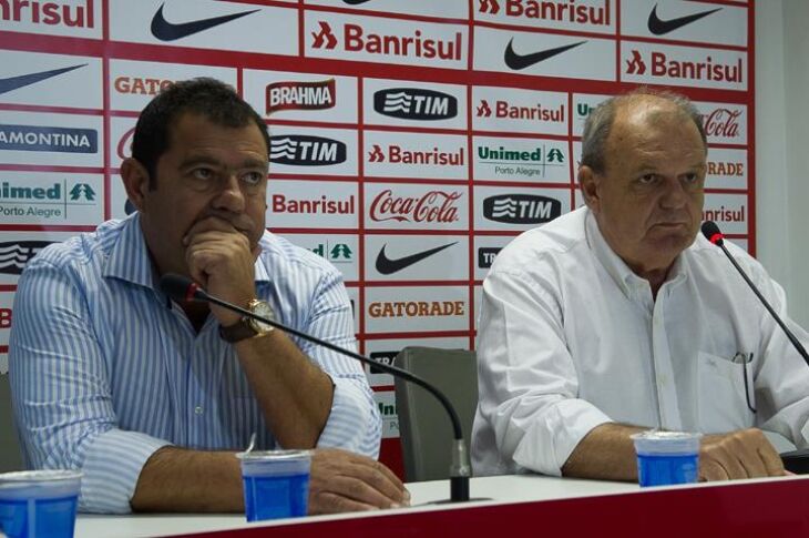 Diretor de futebol Carlos Pellegrini e o presidente Vitorio Piffero na coletiva que anunciou decisão sobre Fabrício