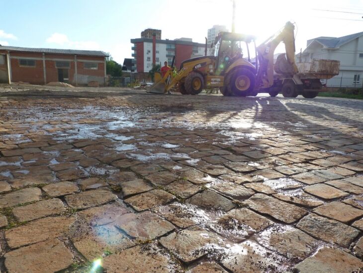 Na tarde de ontem trabalhadores da Corsan estiveram na esquina das ruas Tiradentes e Pedro Osório para realizar reparos