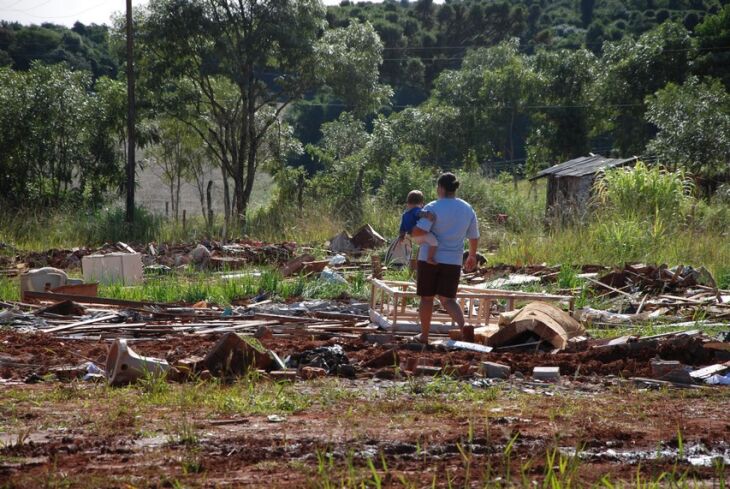 Ontem à tarde, algumas pessoas ainda recolhiam pertences na antiga ocupação