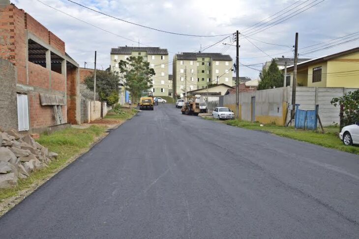 A Prefeitura está concluindo as obras de pavimentação asfáltica e drenagem pluvial de cinco quadras no Loteamento Nova Estação.