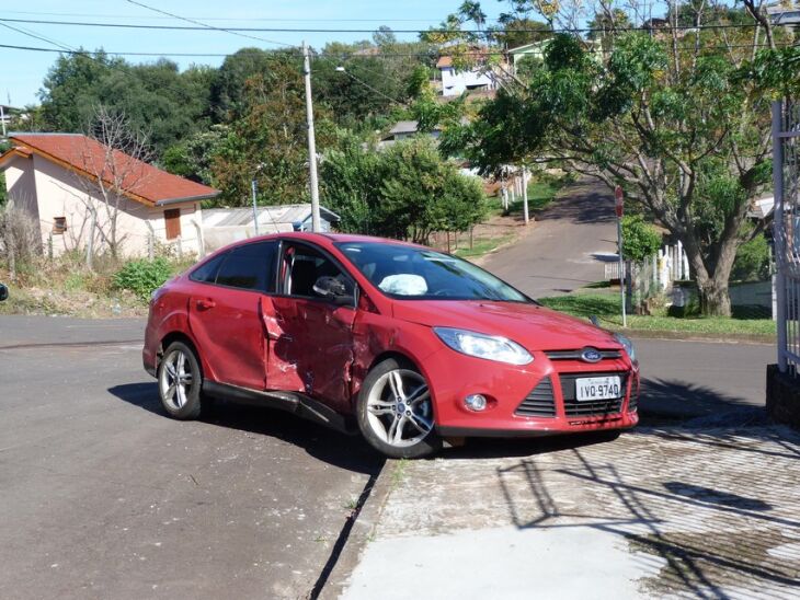 Motorista que fugiu de outro acidente invadiu preferencial e colidiu com Focus no Bairro Dona Júlia. Mulher ficou ferida