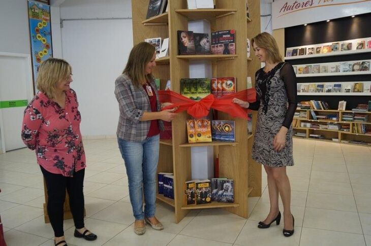 Marla Debastiani Maffi, coordenadora da Coordenadoria Pedagógica da SME e Márcia Terres, coordenadora da Biblioteca Pública, realizaram a inauguração simbólica do novo acervo