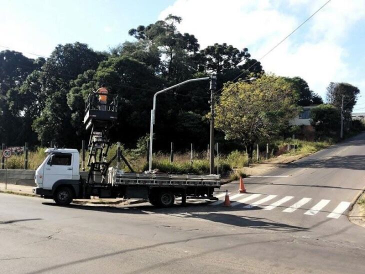 Na quarta-feira (29), equipes trabalhavam na instalação dos semáforos