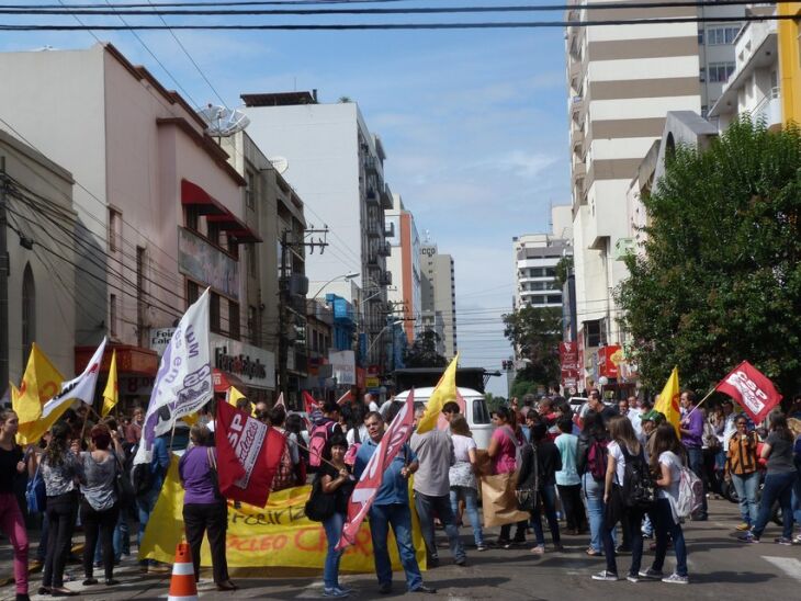 Representantes de diversos sindicatos saem de ônibus com destino a Porto Alegre na manhã desta sexta-feira